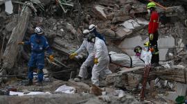 Miembros colombianos de la Cruz Roja, el Cuerpo de Bomberos y la Armada recuperan cuerpos de un edificio colapsado tras un terremoto de magnitud 7,4 en el complejo residencial Torres del Limonar, situado en el barrio Capri, al sur de Cali (Colombia), el 16 de agosto de 2026. Al menos 287 personas han fallecido, miles han resultado heridas y unas 379 permanecen desaparecidas,