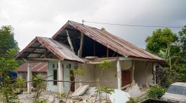 Una casa dañada después de un terremoto en Manggarai, provincia de Nusa Tenggara Oriental, Indonesia, 16 de agosto de 2026.