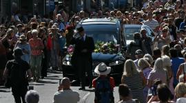 Decenas de personas salieron a las calles de Reino Unido para despedir a la cantante Bonnie Tyler.