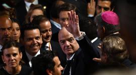 El presidente de la FIFA, Gianni Infantino, saluda a su llegada a la ceremonia de juramento del nuevo presidente de Colombia.
