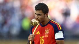El centrocampista español Rodri con el trofeo del mejor jugador del Mundial 2026.
