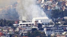 Una columna de humo se registra dentrás de un aeropuerto de Ambato.
