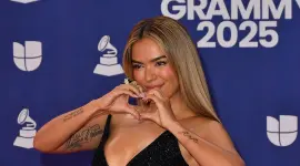 Karol G recibe inesperada propuesta de matrimonio de un fan de 56 años en su concierto en California