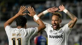El delantero del Santos, Rony (n.º 11), celebra con su compañero y también delantero Neymar (n.º 10) tras marcar el cuarto gol de su equipo durante el partido de vuelta de la eliminatoria de la Copa Sudamericana entre el Santos de Brasil
