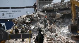 Los rescatistas de Colombia e Israel buscan sobrevivientes entre los escombros de un edificio derrumbado en Cali, Colombia, el 18 de agosto de 2026.