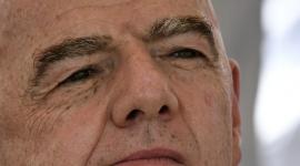 El presidente de la FIFA, Gianni Infantino, gesticula durante una visita a un complejo deportivo en Cali, Colombia.