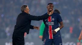 Luis Enrique y Willian Pacho del PSG en un festejo