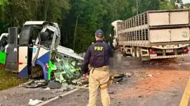 Un omibus de la Secretaría de Salud se accidentó en mitad de la carretera.