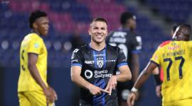 Un festejo de Independiente en el partido ante Delfín en el estadio de Sangolquí