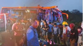 Un bus y un tanquero chocaron en la vía en Santa Elena.