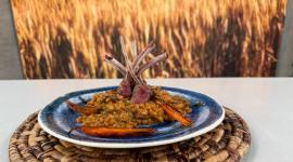 Este miércoles 19 agosto del 2026 preparamos rack de cordero con cebada perlada al mole, la receta de Cocinando esTAmañana, junto al chef Felipe Campana.