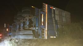 Quito: Tráiler chocó contra un poste en la Av. Simón Bolívar y el conductor huyó.