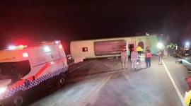 Despliegue masivo de rescatistas tras fuerte siniestro de un bus en la vía a Riobamba