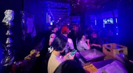 Descubren un bar clandestino oculto sobre un techo falso cerca de la UCE, en Quito.