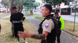 Un policía en Cuenca se volvió viral después de participar en una batalla de freestyle.