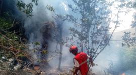 Un miembro del equipo de búsqueda y rescate de la Cruz Roja de Kenia inspeccionando el lugar del accidente de un helicóptero, en el que murió Michele Sensi-Contugi
