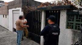 Vecinos evitan la toma ilegítima de una vivienda deshabitada por 10 año al norte de Quito.