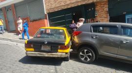 Un taxista embistió a personas que estaban en la calle, en el sector de La Comuna Alta, en el norte de Quito.