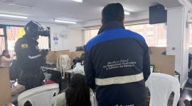 las autoridades localizaron a más de 30 personas trabajando en un presunto 'call center' para extorsionar en Quito.