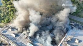 Labores de extinción de un incendio en un centro comercial dañado tras un ataque ruso en Kryvyi Rih, Ucrania.