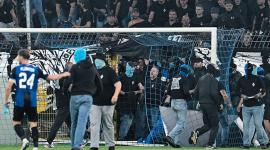 Hinchas invadieron el campo de juego en la Copa de Alemania.