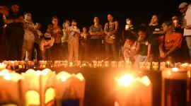 La gente encendió velas durante una vigilia en honor a las víctimas del terremoto de magnitud 7,4 que sacudió Cali, Colombia.