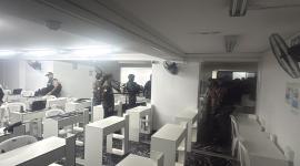 Armas traumáticas, 200 equipos y mensajes extorsivos: lo hallado en call center del norte de Quito.