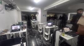 Armas traumáticas, 200 equipos y mensajes extorsivos: lo hallado en call center del norte de Quito.