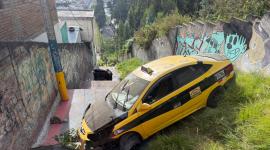 Un taxi rodó por las gradas de la calle La Peaña y destruyó un muro