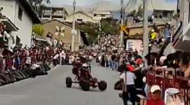 Un coche de madera choca contra el público durante carrera tradicional