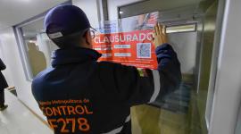 Cortes de cabello, balanzas y micro dosis: Clausuran peluquería con droga en Quito.