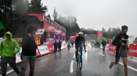La gente abandona la zona de meta de la tercera etapa de la Vuelta a España 2026 —una carrera de 174 km entre Gruissan y Font-Romeu celebrada el 24 de agosto de 2026— tras una fuerte granizada. La tercera etapa de la Vuelta a España f