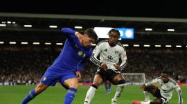 El centrocampista portugués del Chelsea, Pedro Neto (n.º 7, izq.), disputa el balón con el centrocampista brasileño del Fulham, Kevin (n.º 11, centro), durante el partido de la Premier League inglesa entre el Fulham y el Chelsea en Craven Cottage, Londres, el 24 de agosto de 2026.