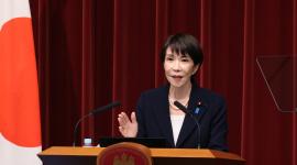 Primera ministra de Japón se negó a matar una cucaracha y terminó extrañándola.