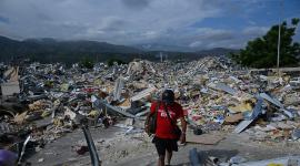 Un hombre camina entre los escombros de una estructura destruida en Catia La Mar, estado La Guaira, Venezuela