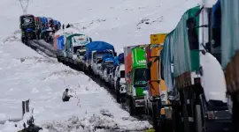 Una inusual nevada en Bolivia paralizó el tránsito y obligó a cerrar terminales y aeropuertos.