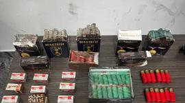 Policía decomisa arsenal de armas en vivienda de Urdesa, en Guayaquil.