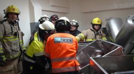 Bomberos acudieron a una fábrica en la vía a Daule para rescatar a un hombre atrapado, pero confirmaron que la víctima ya no tenía signos vitales.