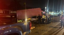 Equipos de emergencia acudieron al sitio para atender a una persona que quedó atrapada