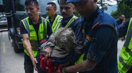 Más de 290 extranjeros están incomunicados en Nepal luego de que un torrente de lodo arrasara la localidad de Syabrubesi.