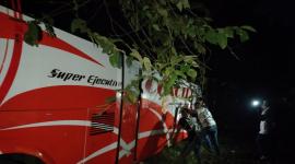 Un bus de transporte interprovincial se volcó en la vía Jama, este miércoles 26 de agosto del 2026.