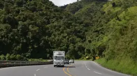 Circulación vehicular en la vía Alóag - Santo Domingo.
