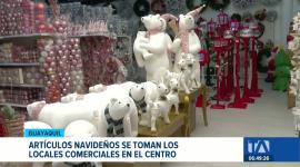 Locales comerciales empezaron a exhibir árboles, luces y adornos de navidad. Ciudadanos adelantan sus compras navideñas con meses de anticipación. Un reportaje de Ricardo Cruzatty