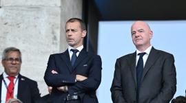 El presidente de la UEFA, Aleksander Ceferin (izq.), y el presidente de la FIFA, Gianni Infantino, asisten al partido de octavos de final de la Eurocopa 2024 entre Suiza e Italia en el Estadio Olímpico de Berlín, el 29 de junio de 2024.