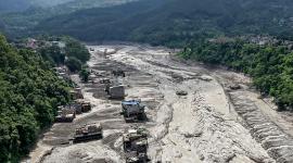 Varias casas quedaron parcialmente sumergidas en agua fangosa a lo largo de la ribera de un río tras las inundaciones repentinas en Trishuli Bazar, en el distrito de Nuwakot, Nepal, el 26 de agosto de 2026.