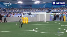 Un robot humanoide sorprendió al marcar de tiro libre y luego celebrar como 'CR7'.