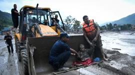 Los rescatistas utilizan una excavadora para transportar a un sobreviviente tras el desaste en el distrito de Nuwakot de Nepal.