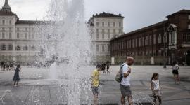 Varias personas se refrescan en una fuente pública en la Piazza Castello durante una ola de calor en Turín, el 3 de agosto de 2026.