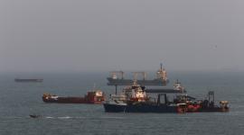 Un grupo de barcos varados en el estrecho de Ormuz.