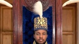 Oyo Rukidi IV, considerado el rey más joven, falleció en Noruega.